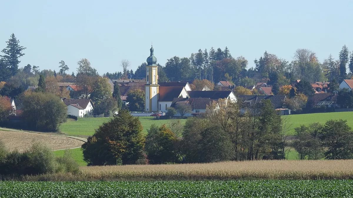 Blick auf Adelshofen mit Pfarrkirche
