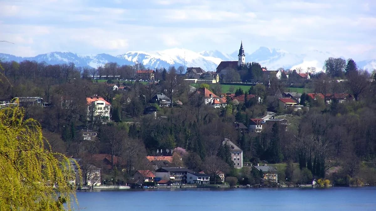 Blick über den Starnberger See auf Berg
