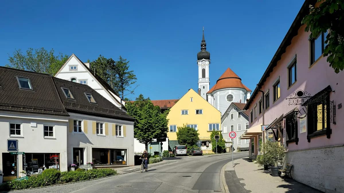 Straße in Dießen mit Blick auf das Marienmünster