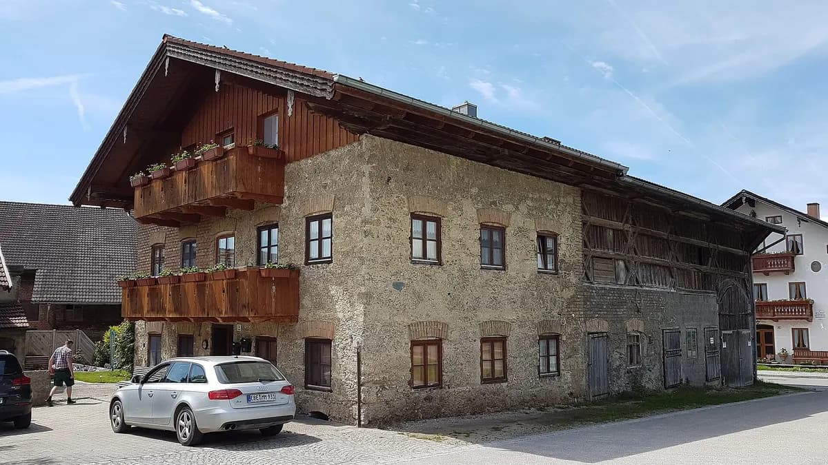 Bauernhaus am Kirchplatz in Frauenneuharting