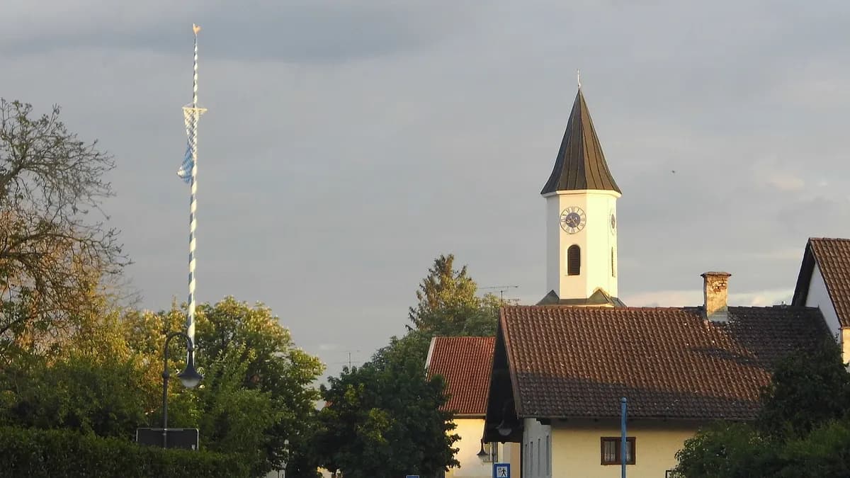 Kirche und Maibaum in Harthausen bei Grasbrunn
