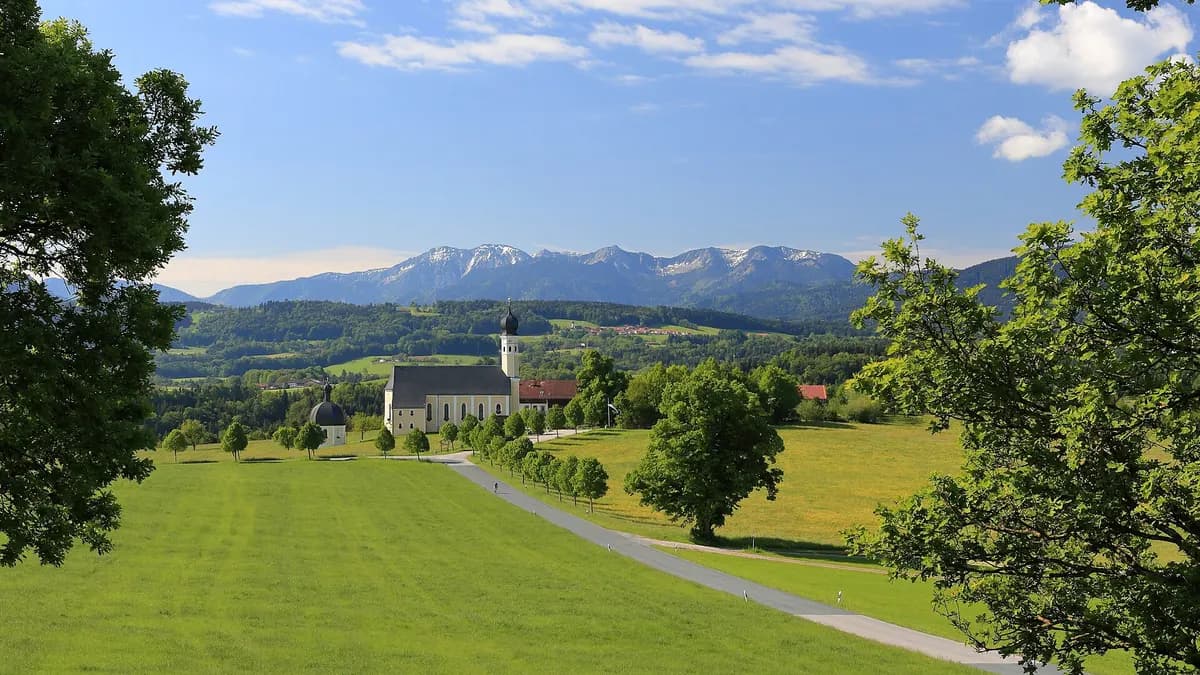Wallfahrtskirche Wilparting bei Irschenberg vor dem Wendelstein