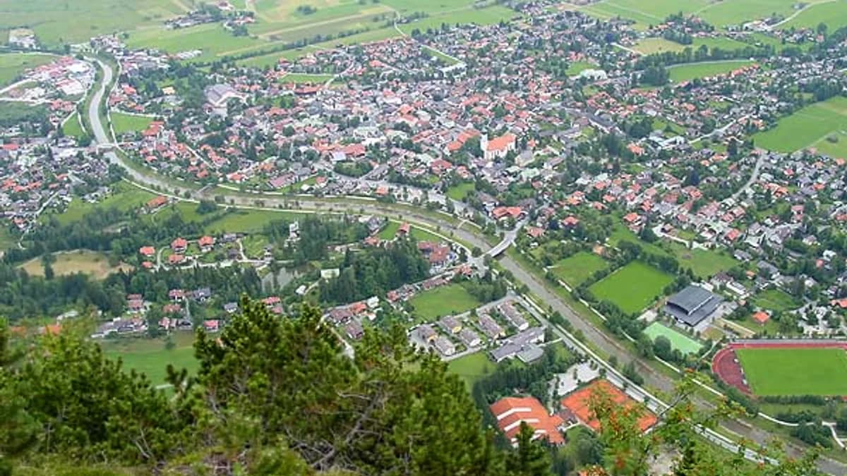 Uferansicht in Oberammergau
