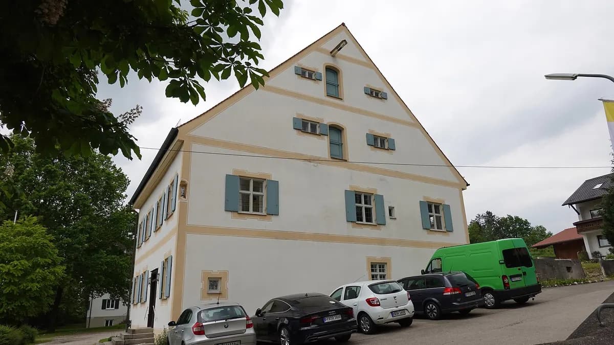 Altes Gebäude an der Kirchstraße in Günzlhofen bei Oberschweinbach