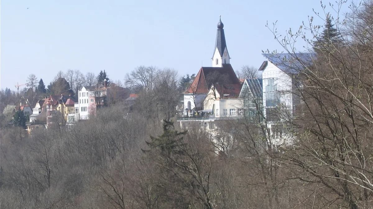 Uferansicht in Pullach im Isartal