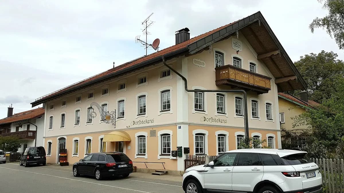 Dorfbäckerei an der Ortsdurchfahrt in Sauerlach