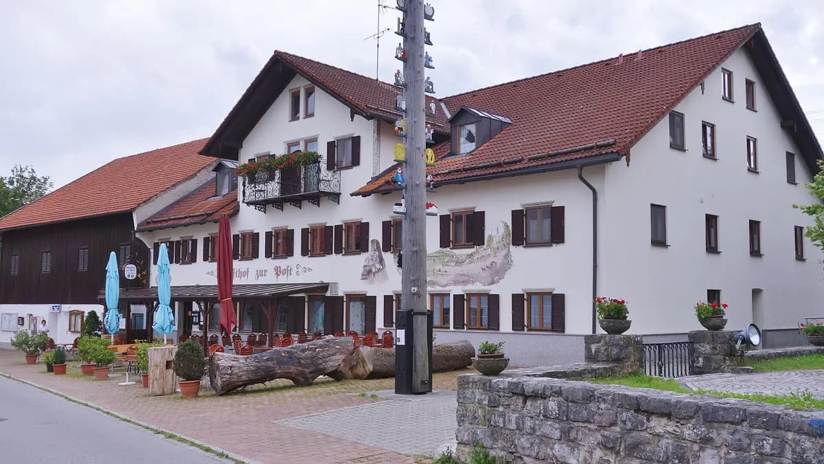 Gasthof zur Post mit Maibaum in Sindelsdorf