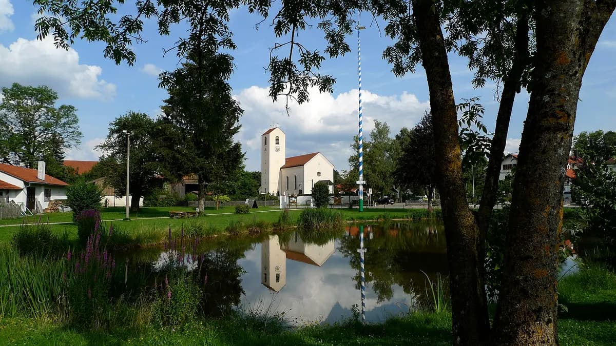 Dorfweiher mit Kirche und Maibaum in Straßlach