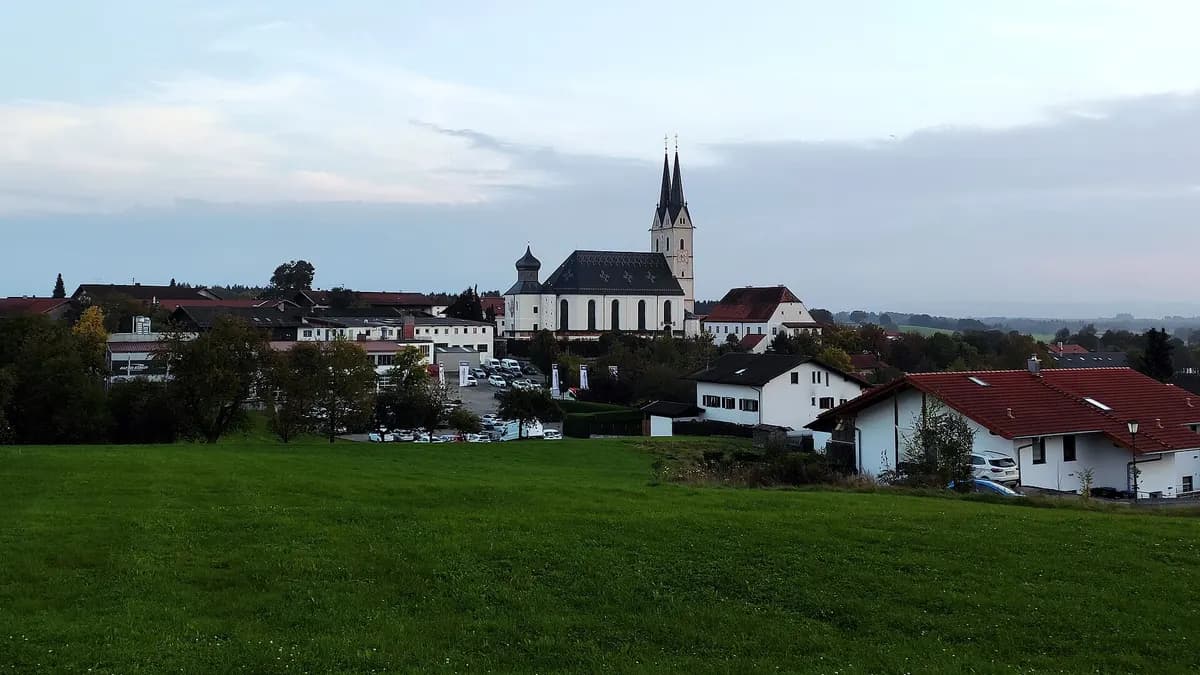 Ortsansicht von Tuntenhausen mit Wallfahrtsbasilika