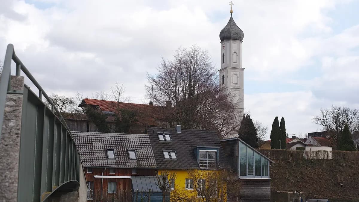 Ortsansicht von Unterföhring mit Kirche St. Valentin