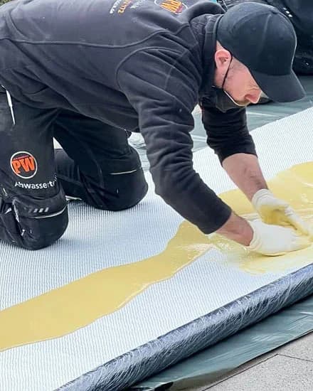 Mitarbeiter der PW Rohrreinigungs GmbH bei Vorbereitungen für eine Rohrsanierung