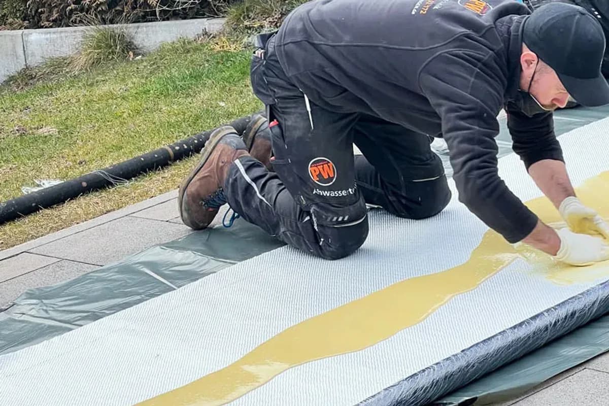 Mitarbeiter der PW Rohrreinigungs GmbH bei Vorbereitungen für eine Rohrsanierung
