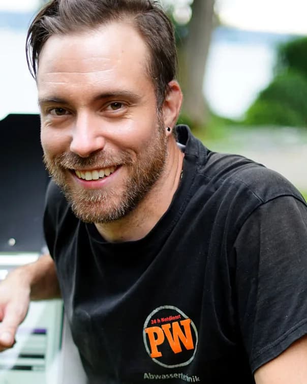 Peter Werner, Geschäftsführer der PW Rohrreinigungs GmbH, an der Kanalkamera